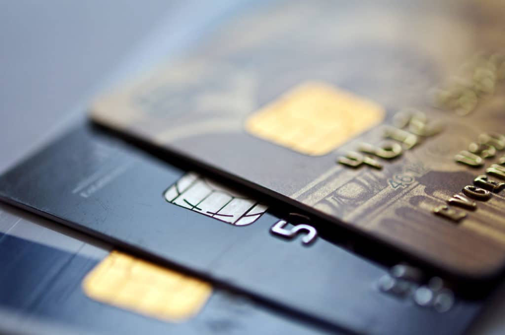 Кредитная или дебетовая банковская карта