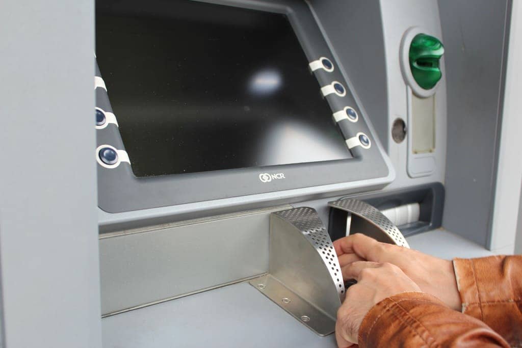 Как можно снять деньги с банкомата без карты