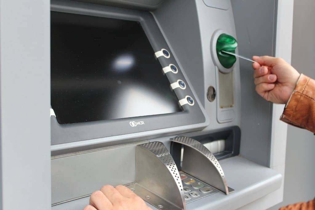 Как снять деньги с банкомата без карты